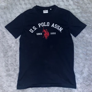 U.S Polo Assn tröja.  - Säljer en riktig stilig polo tröja. en lång text på bröstet och röda märket mitten av tröjan. tröjan är just för dig som gillar att sticka ut lite mer på en skön dag. Skriv gärna mer frågor o bilder om tröjan. 