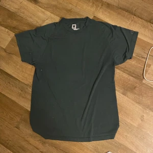 Häktet KV t-shirt - Den är något ljusare än på bilden irl. Bra skick 