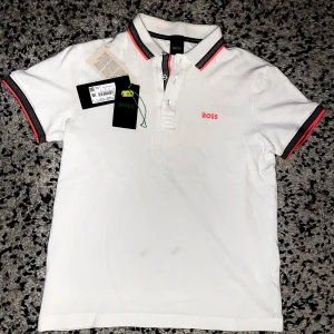 Vit pikétröja från BOSS - Skriv gärna pris kan diskuteras