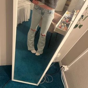 Ljusblå jeans - Populära nelly jeansen . Säljer pga att jag inte använder dom längre. Storlek 32. två smä fläckar på framsidan, syns knappt men kanske går att få bort med nått medeler, har ej provat. Slitna längst ner