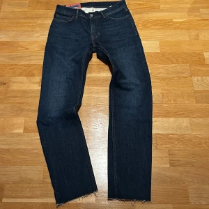 Acne Blå Konst jeans  - Haft dom länge, passar inte längre därav säljer jag de till någon som har mer användning av dom.  Priset kan diskuteras👍 Tveka inte på att höra av dig om du har fler frågor🤗