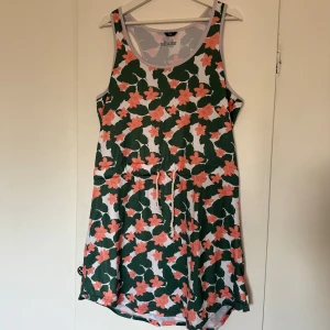 Blommig klänning - Blommig klänning från tribute. Resår och snöre i midjan storlek xl