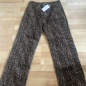 Leopardmönstrade jeans Design by Si - Leopardmönstrade jeans från Design by Si, helt nya med prislapp, endast testade! Säljer då dem var för stora och för långa för mig, är 162 cm lång och bär vanligtvis 32 eller 34 i jeans. 