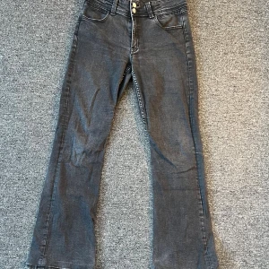 Svarta bootcut jeans från Gina Tricot - Snygga svarta jeans från Gina Tricot i bootcut-modell. Jeansen har klassisk femficksdesign, dubbla silverknappar och en diskret broderad bakficka. Materialet är jeans med en lätt tvättad look och raka, utsvängda ben. Har även sytt upp de till en som är 163cm (bild 5), men det går lätt att sprätta upp💕pris kan diskuteras 