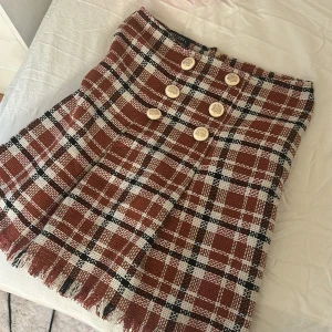 Rutig kortkjol från Mix Duet - Köptes i kurdistan och har aldrig haft på mig den!!! 