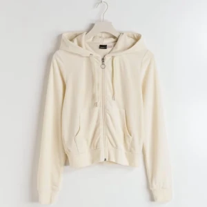 Ginatricot - Beiga velour set - Mysigt mjukis set från Ginatricot, har inte använts mer än 2-3 gånger då byxorna är lite genomskinliga! Storleken är xs i båda.