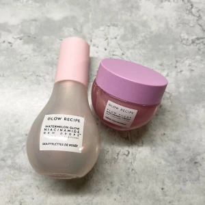 Glow Recipe Watermelon Glow duo - Glow Recipe Watermelon Glow Niacinamide Dew Drops i genomskinlig flaska med ljusrosa lock och Watermelon Glow Pink Juice Cream i rund burk med ljust rosa lock. Båda har en fräsch, ljusrosa färg och ger glow till huden. Säljes tillsammans. Flaskan är 40 ml & burken är 20ml. Ungefär hälften kvar i burken. Osäker på hur mycket som är kvar i flaskan men skulle tippa på hälften kvar där oxå. Köpta på sephora. Nypris för båda är strax över 600kr