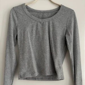 Grå topp  - Alldes NY och oanvänd topp från Shein. Väldigt mjukt och stretchiga material. Köpt för 90 kr. Skriv om du har frågor💗