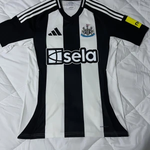 Newcastle tröja  - Säljs i nyskick och köptes på JD Sports