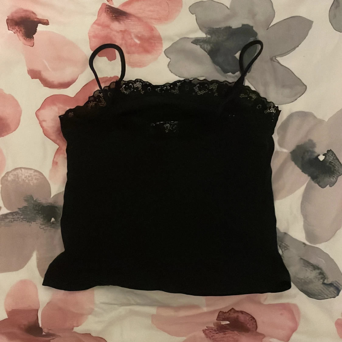 Svart linnetopp med spetskant - 1