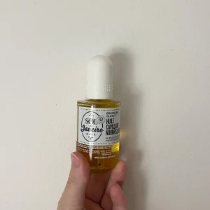 Sol de Janeiro Brazilian Glossy Oil - Sol de Janeiro Brazilian Glossy Nourishing Hair Oil. Knappt använd, bara testad. Luktar otroligt gott!! 