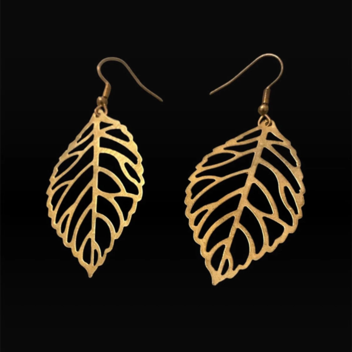 Guldiga örhängen i bladform - 2