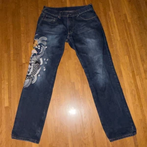 Evisu jeans - Unika mörkblå evisu jeans med broderade koi-fiskar på vänster ben.