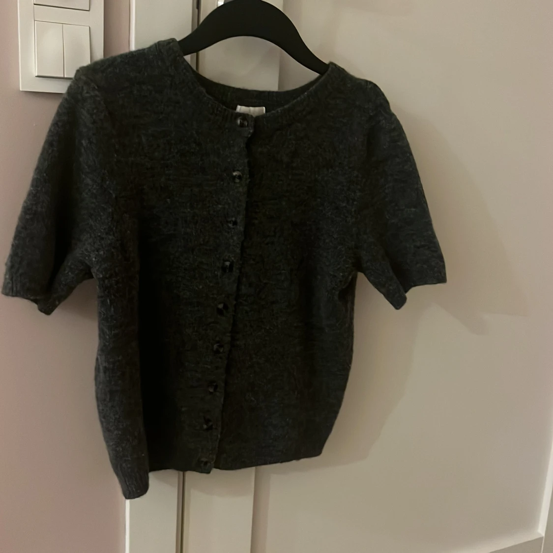 Mörkgrå stickad kofta från H&M