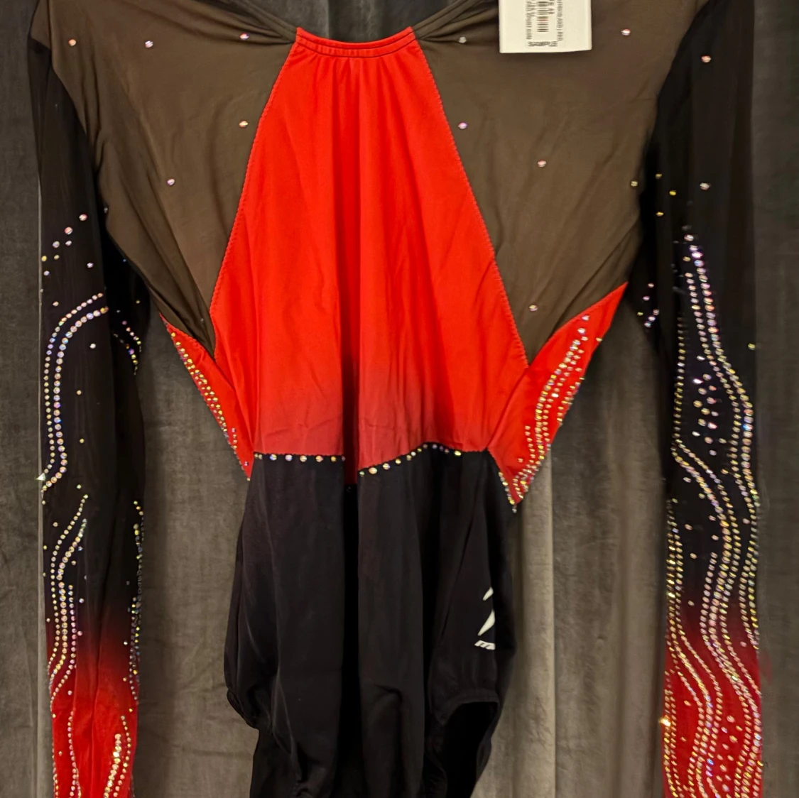 Svart och röd glittrig långärmad gymnastikdräkt  - 1
