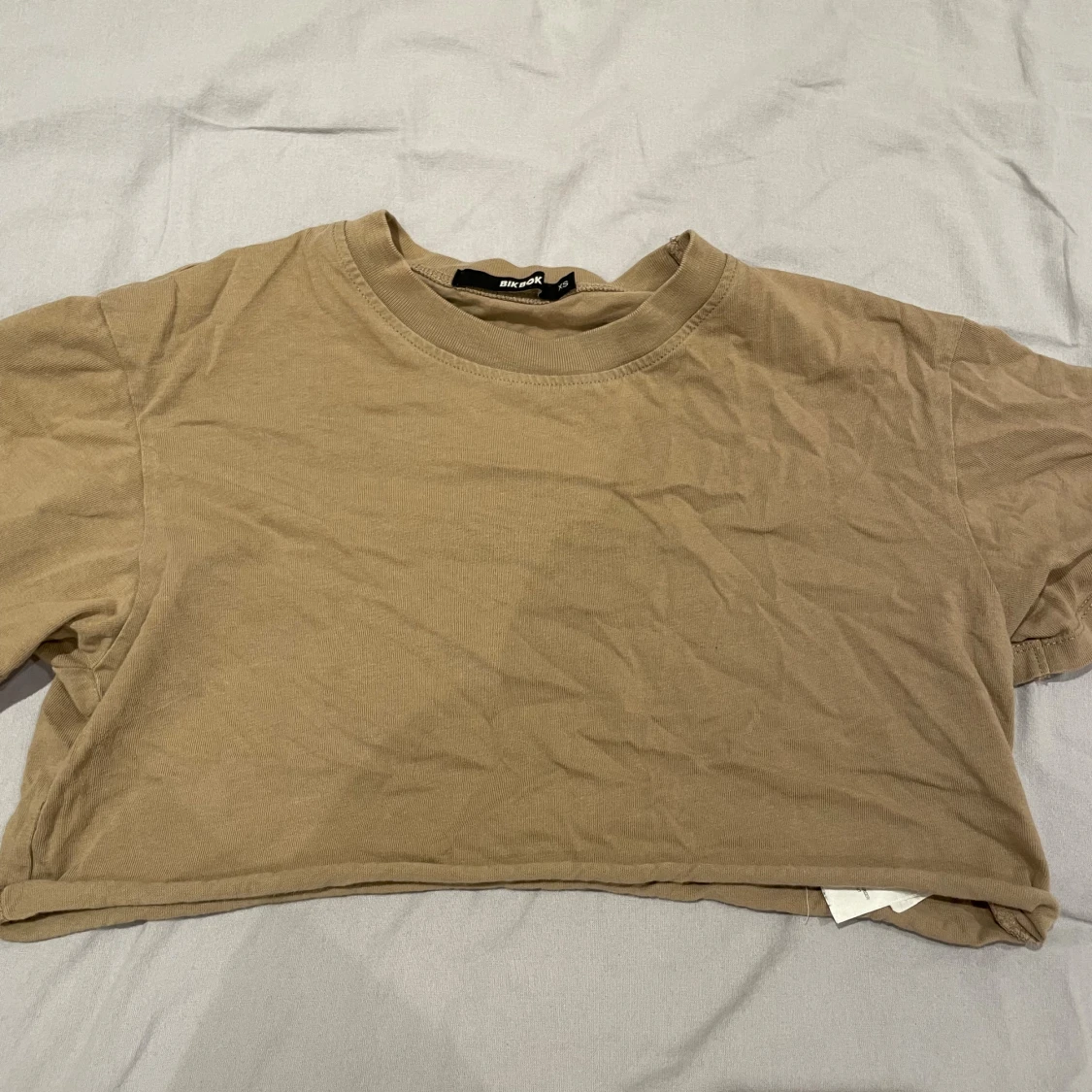 Beige croppad t-shirt från Bik Bok