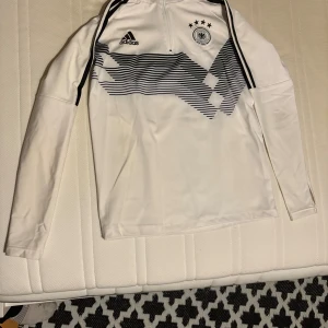 Vit långärmad Tyskland Adidas tröja - Fotbolls tröja. Sitter skit bra