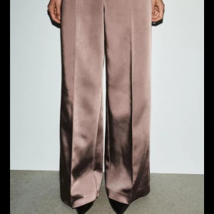 SÖKER dessa byxor i satin från Zara i storlek xs eller s - Söker dessa satin byxor från Zara