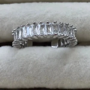 Extra ring på köpet  - Säljer två chunky och moderna silverringar med organiska, böljande former. Ringarna har en blank finish och ger en cool statement-look. Perfekt för dig som gillar minimalistisk men ändå unik stil. Passar att mixa och matcha med andra smycken.