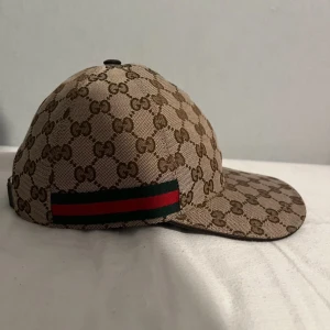 Gucci keps med GG-mönster  - Gucci keps Äkta  i fin sikt inget fel på den som ny typ ingen skador eller liknande, använd några gng bara den är väldigt fräsch. xs-S passar både två, hör av er vid frågor.