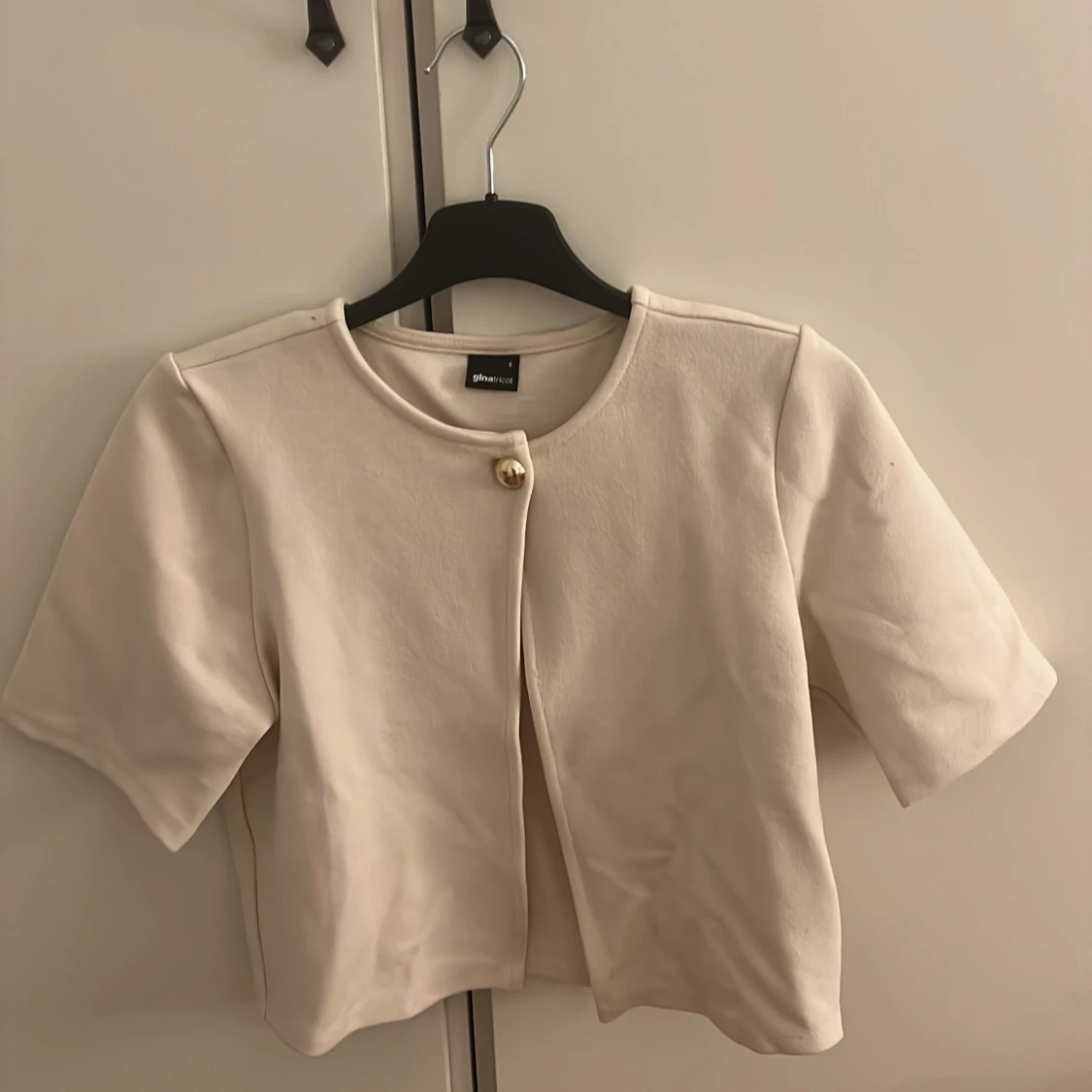 Beige croppad kavaj från Gina Tricot