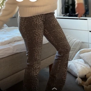 Leopard jeans - Nelly  - Super snygga jeans ifrån Nelly! Storlek 38. Använda kanske 1-2 gånger - som nya. Säljer endast för att jag tycker dom är försmå på mig så jag kan köpa ett par större! Skriv jätte gärna vid frågor! Kan lösa fri frakt och diskutera pris! ❤️