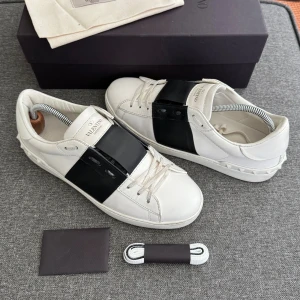 Valentino Open | 42 - Valentino Open sneakers | Nyskick! | Storlek 42 men passar 42-42.5 | Original box, dustbag, kort samt extra skosnören ingår! | INGA BYTEN | Fraktar spårbart eller möts upp i Täby
