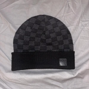 Louis Vuitton Petit Damiee - Den är i jätte bra skick med inga repor eller något liknande