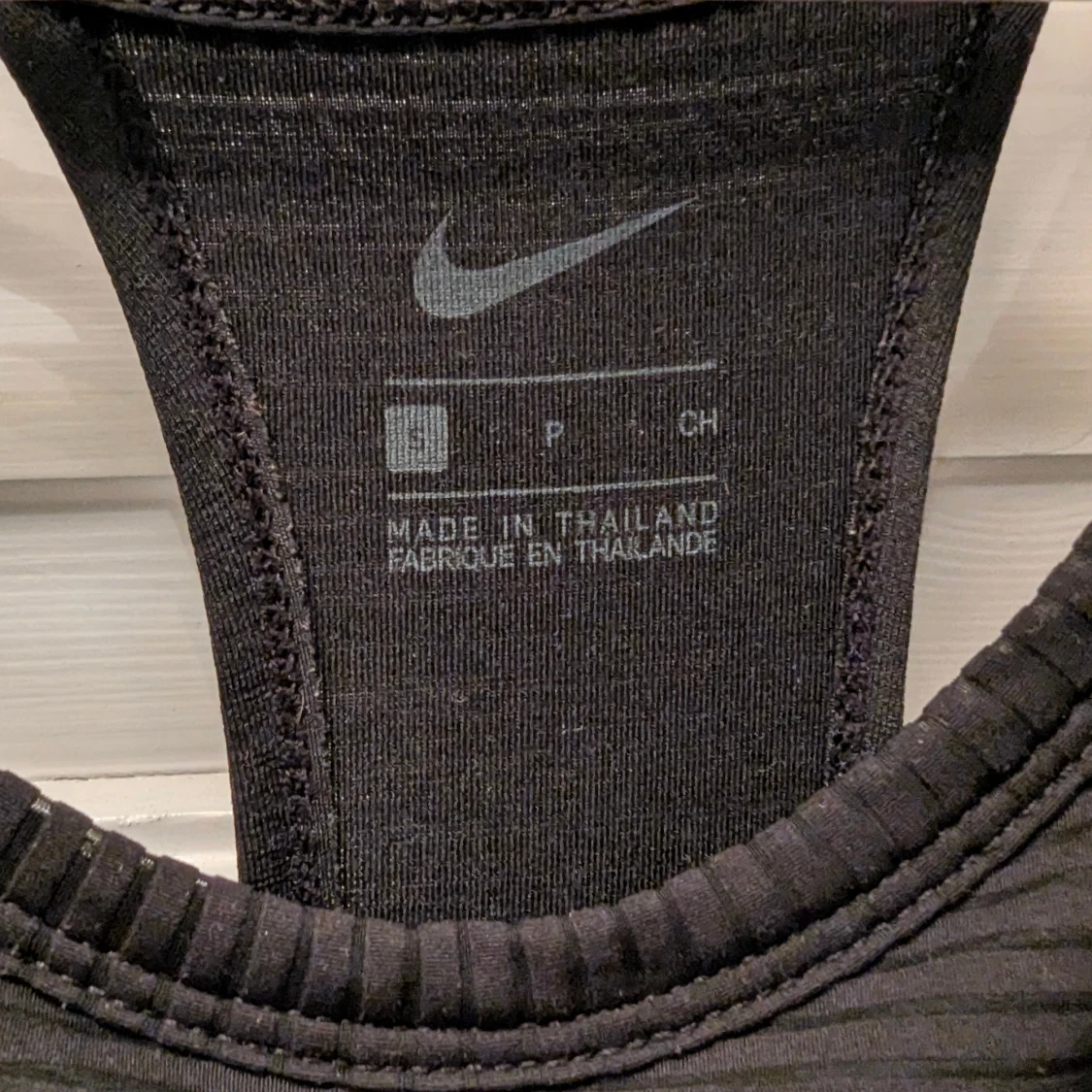 Svart croppad Nike Air topp - 2
