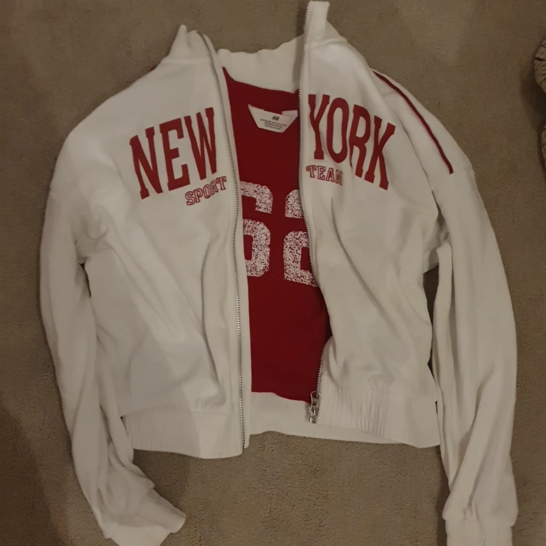 Vit sportig vindjacka med röd text - 4