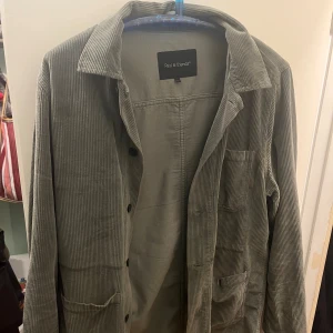 Grön manchester overshirt Paul & friends 2019 - Köpt på NK fall/winter säsongen 2019 för 2699kr