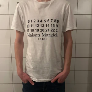 Maison margiela t shirt - Riktigt fet och eftertraktad Maison margiela t shirt i storlek S! Modellen är 183cm. Helt nytt skick! Lite osäker på äktheten eftersom tag saknas så därför är priset just nu på 499kr nypris runt 3000kr! Tveka inte med att ställa frågor! 