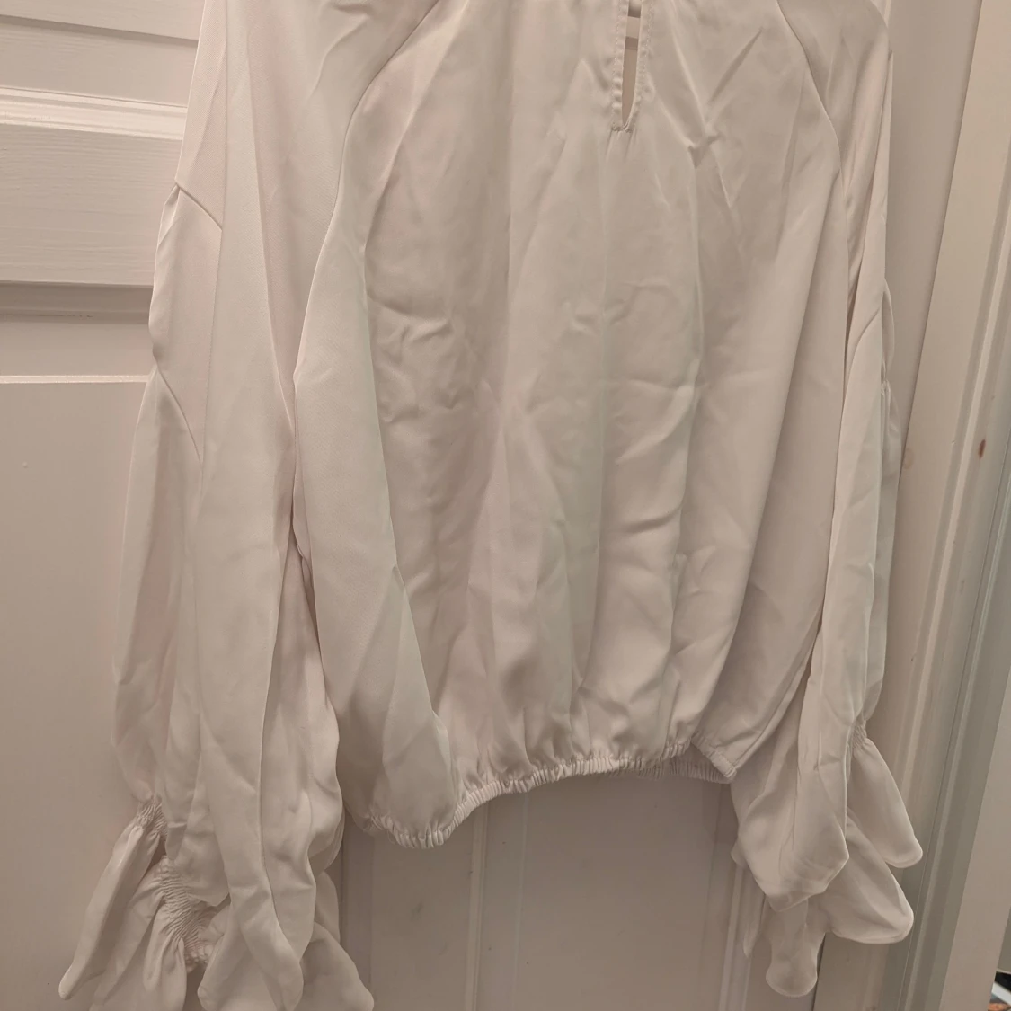 Vit blus med vida ärmar - 1