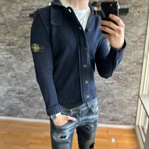 Stone island cardigan - Bra skick, 7/10, lite krympt och skötsellappen fattas. Storlek XS passar dig som är mellan 160-170cm ungefär. Nypris ca 5000kr. Modellen är 185 cm, 79 kg och har på sig storlek S, Passar bra nu till vintern. Skriv för mer information!🤝