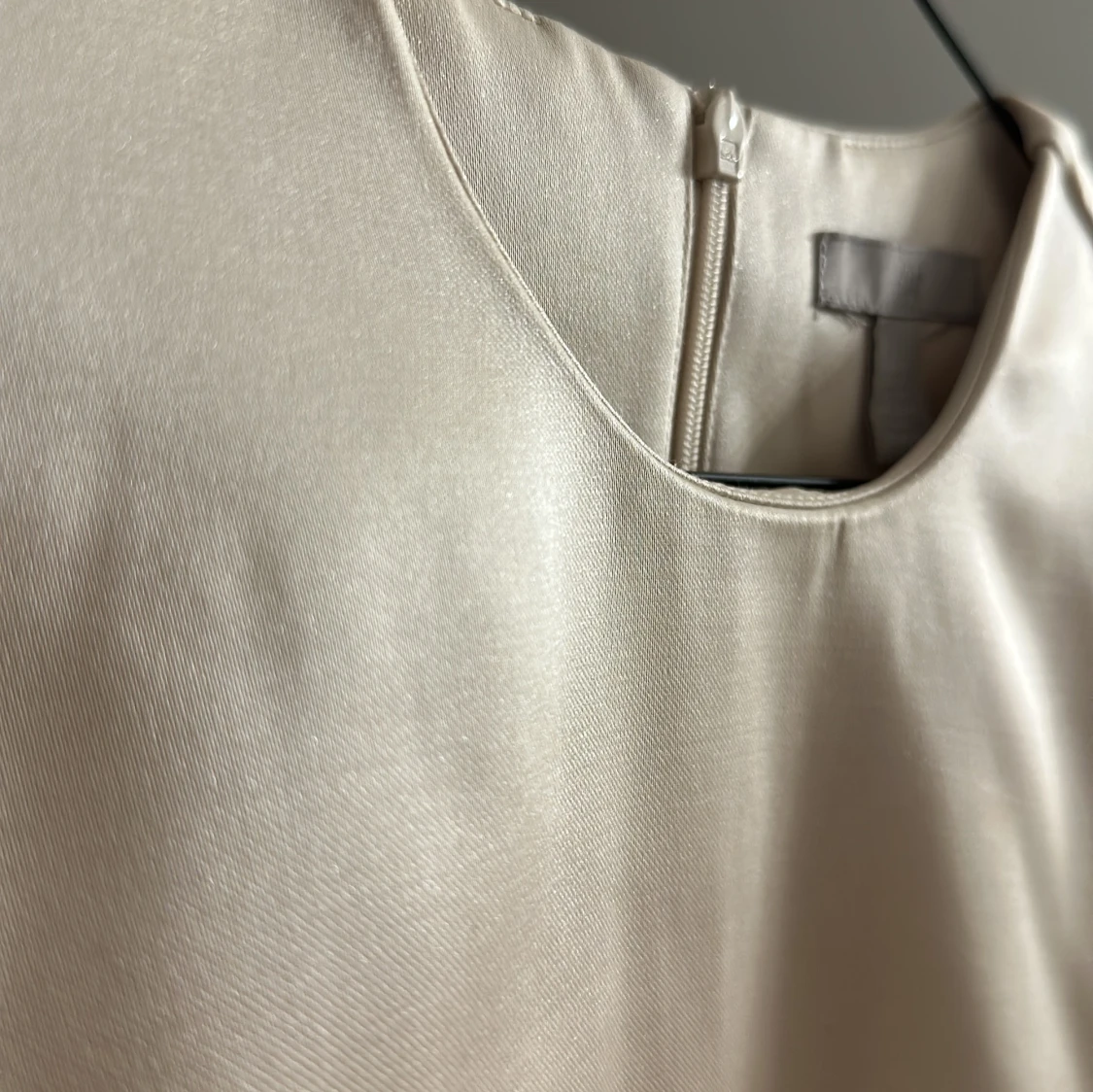 Champagnefärgad satinblus från H&M - 1