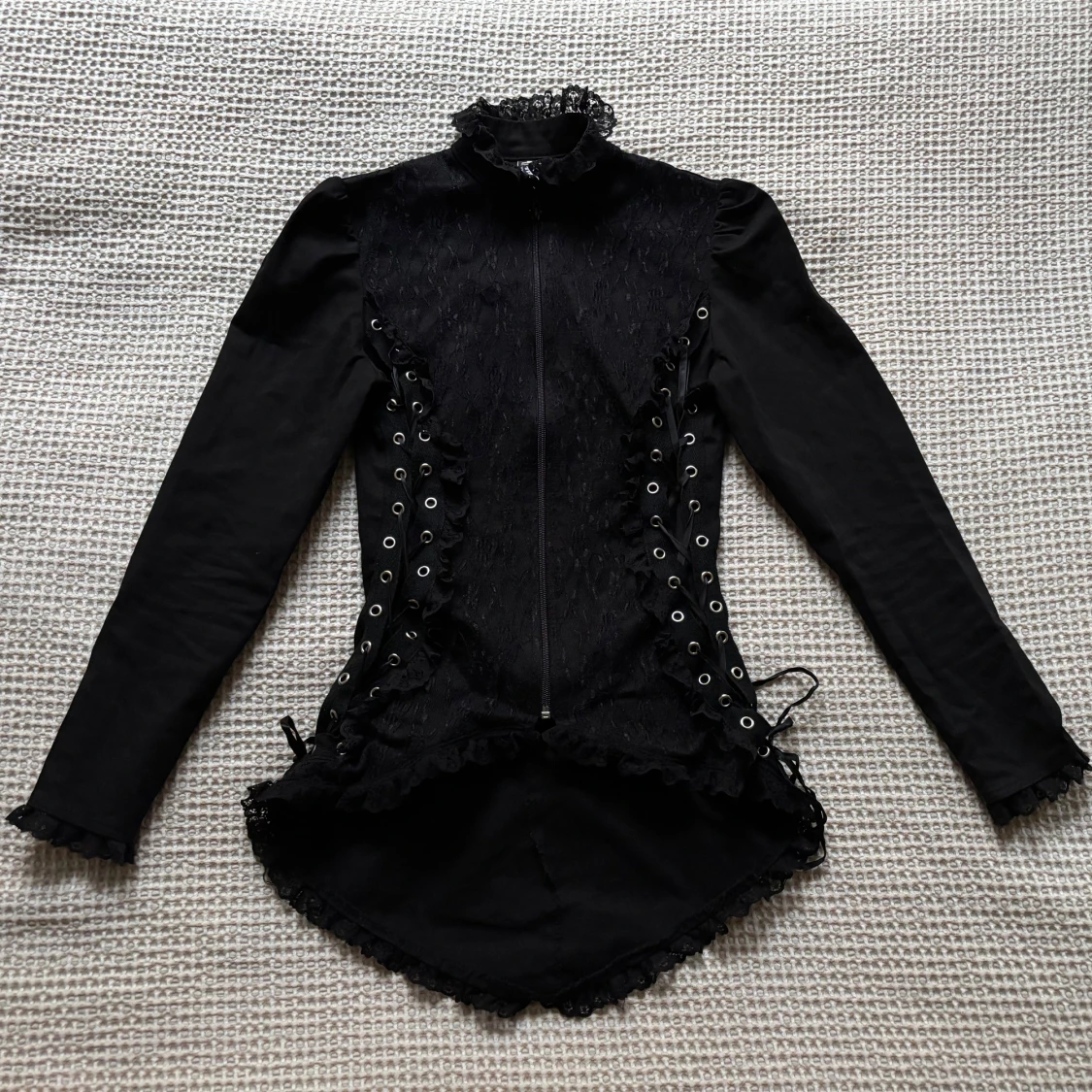 Svart kostym med snörning - 1