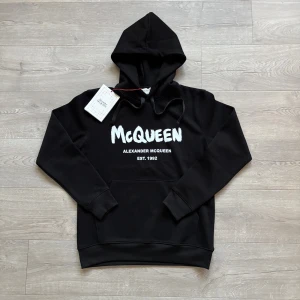 Alexander Mcqueen Hoodie - Helt ny - Säljer nu en av de kanske mest eftertraktade Hoodies på marknaden. Helt ny Alexander Mcqueen Hoodie med tags och äktahetsbevis. Storlek S men passar M. Nypris ca 6000kr. Mitt pris 1599kr. Tveka inte ställa frågor vid intresse🙌