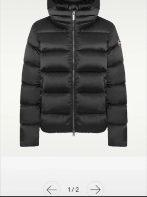 Colmar jacka med luva - Nyskick dunjacka från colmar med huva, italiens storlek 48, men svensk m ungefär, jag är en xs/s och jackan sitter fint på mig. nypris 5999