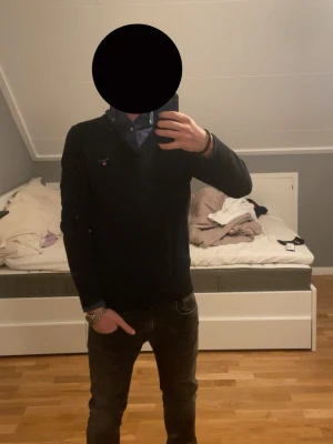 Marinblå stickad tröja från Gant - TOPP SKICK på denna galet snygga V-ringade tröja från Gant. Den är använd max 5 gånger och är riktigt stilig! Pris går att diskuteras