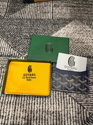 Blå korthållare  - Säljer en helt ny korthållare oanvänd. Fraktar snabbt inom 24h efter köp. Skriv gärna vid fler frågor eller bilder. 