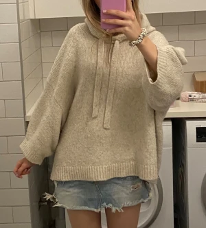 Beige stickad hoodie - Säljer en beige stickad hoodie från Zara i storlek M 💗 Pris kan diskuteras vid snabb affär 😊Kan även tänka mig att byta mot en mindre storlek 