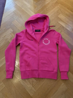 Hoodie Peak Performance stl M - Mörkrosa hoodie, jättefint skick.