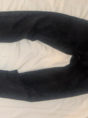 Svarta Replay Jeans - Svarta replay jeans strl 30/30 av modell anbass väldigt bra skick utan några defekter