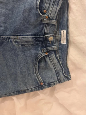 Mörkblåa Bootcut Jeans Från Gina tricot - Säljer dessa Mörkblåa bootcut jeans, använda ett par få gånger men säljer då jag inte tycker dom är särskilt lågmidjade. Skriv privat för mer bilder🩵