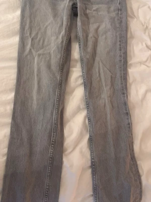 Lager 157 Gråa Straight Jeans - Säljer ett par gråa straight jeans från Lager 157 I modellen ICON storlek  XSS, säljer då dom blivit för små. Skriv för mer bilder🤍Ordinarie pris 300)