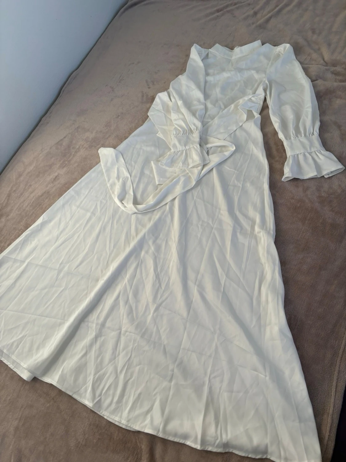 Vit långklänning med volangärmar - 1