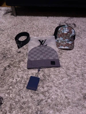 Lv bundle äkta keps från Italien 🇮🇹  - Köpte kepsen i Italien står att den är från Italien som ni kan se budet startar från 2300kr får allt ni ser i bilden.