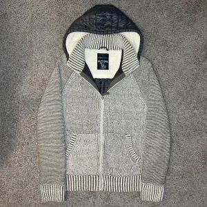 Fodrad Cardigan - Tja säljer nu en varm och riktigt snygg ljusgrå Cardigan i storlek L för endast 899kr Pris är ej hugget i sten, hör av er i dm vid funderingar 🙌