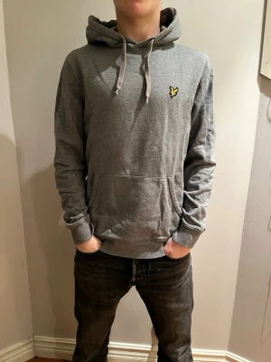 Lyle & Scott hoddie - Riktigt snygg Lyle&Scott hoddie! Säljer den för att jag ej använder den längre!