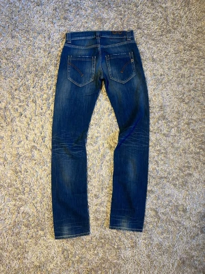 Dondup jeans slim striaght fit herr  - Dondup jeans i straight slim fit. Riktigt fet fade med snygga honeycombs. Mycket bra skick nästan nya. Nypris 3500kr, postas samma dag som köper eller dagen därpå🙌💯